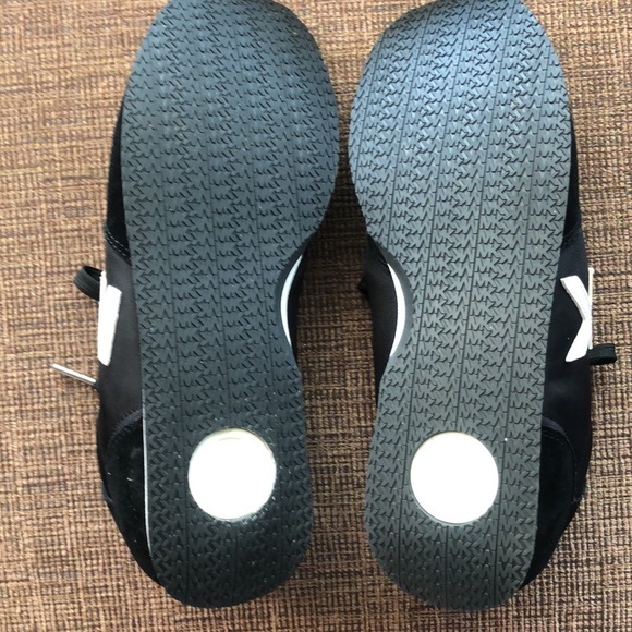 Michael Kors sneakers. Size 10M. Black - Picture 9 of 10